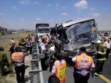 4 הרוגים ועשרות פצועים בתאונה בין אוטובוס למשאית בכביש 6